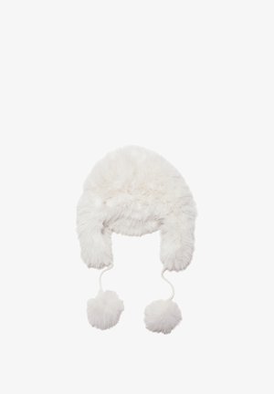 Biela chĺpková zimná čiapka s ušnými klapkami a dvoma pom-pommi visiaci na šnúrkach po každej strane, izolovaná na bielom pozadí.