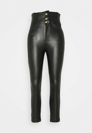 Pantalon noir taille haute en simili cuir avec trois boutons dorés et poches avant, coupe slim, longueur raccourcie.