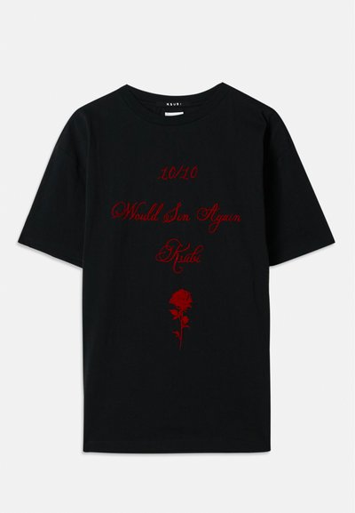 T-shirt en coton noir avec du texte rouge : "10/10 Je pécherais encore" et un graphique de rose. Design simple à col rond, manches courtes.