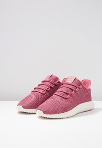 Rosa stickade sneakers med en texturerad ovansida, vit gummisula och ton-i-ton snören. Har en logotag på tungans ovansida. Lättviktsdesign.