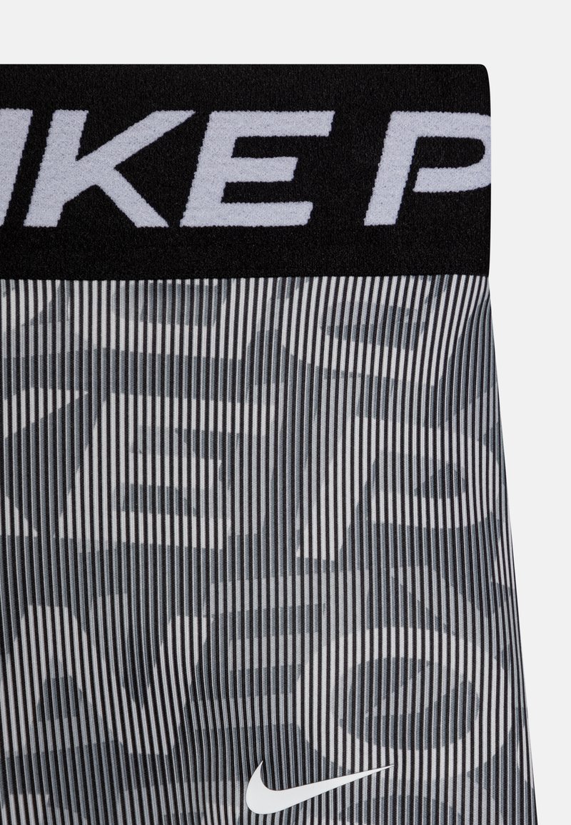Los pantalones cortos deportivos de la marca Nike cuentan con una cinturilla elástica negra, un patrón a rayas en tonos grises y un acento de logo en blanco.