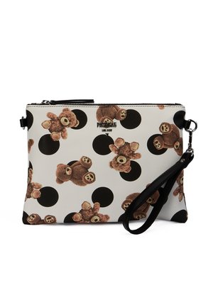 Borsa da polso bianca con pois neri e stampe di orsetti marroni, con tracolla nera e chiusura con cerniera argentata.