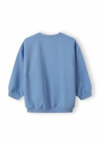 Világoskék pulóver kerek nyakkivágással, lecsúsztatott vállakkal, bordás mandzsettákkal és hemvonalal. Puha, textúrált anyagból készült.