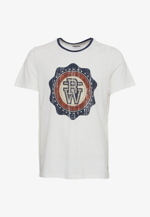 Weißes Baumwoll-T-Shirt mit rundem marineblauen Ausschnitt, ausgestattet mit einem kreisförmigen Logo in Marineblau, Orange und Creme mit einem abgedunkelten Textur.