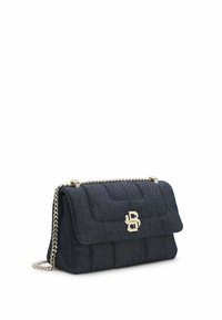 Denim Schultertasche mit gestepptem Muster, goldener Kettenriemen und goldnem Logo-Verschluss. Sie verfügt über einen Klappverschluss und eine kompakte rechteckige Form.