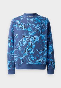 Mørkeblå hettegenser med intrikate blå blomsterdesign. Har rund hals og ribbestrikkede ermer. Laget av mykt stoff med en jevn tekstur.