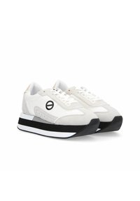 Witte en grijze sneakers van suede en mesh materialen, met een ronde neus, een platte zwarte zool, een witte tussenzool en een embleem aan de zijkant.