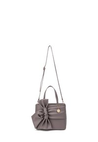 Borsa a tracolla in pelle grigia con un grande fiocco nella parte anteriore, doppi manici superiori e una tracolla regolabile. Accenti in metallo dorato.