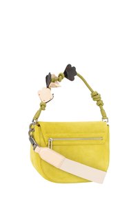 Gul ruskindshåndtaske med en lynlåslomme foran, et flettet håndtag pyntet med læderdetaljer og en aftagelig canvas skulderrem.