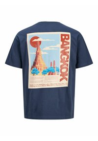 Marineblauw katoenen T-shirt met een afbeelding van een tempel en de tekst "BANGKOK" in rood. Glad oppervlak, korte mouwen en een losse pasvorm.