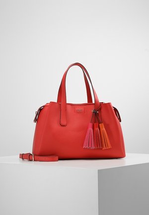Rode leren handtas met dubbele handvatten, een afneembare schouderriem en drie kleurrijke kwastjes in roze, rood en oranje die aan de voorkant hangen.