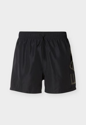 Schwarze Badeshorts aus leichtem Stoff, mit einem elastischen Bund und einem Kordelzug sowie einem großen goldenen Motiv auf einer Seite.