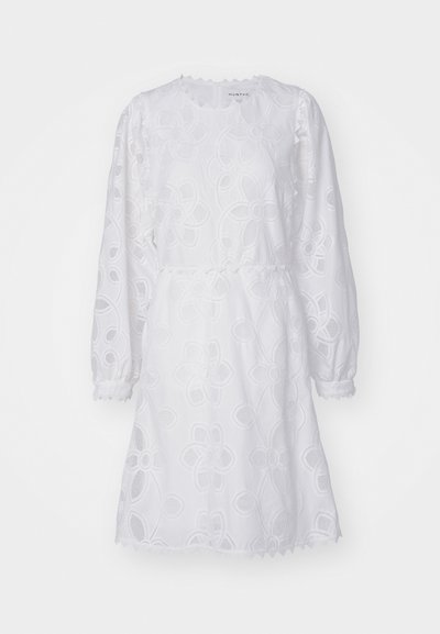 Robe blanche avec broderie florale, encolure ronde et manches longues bouffantes. Présente un ourlet festonné et une taille cintrée pour la forme. Tissu léger.