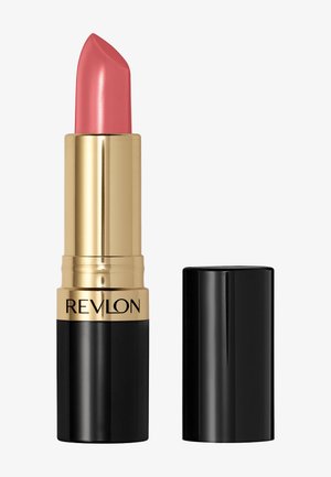 Batom Revlon en rosa brillante con punta afilada, alojado en un tubo dorado y negro. La tapa está desprendida, revelando el producto.