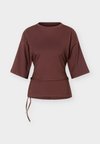 LACE UP BACK TEE - Тениска с щампа - dark brown