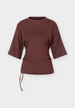 Casall, LACE UP BACK TEE - Μπλουζάκι με στάμπα - dark brown