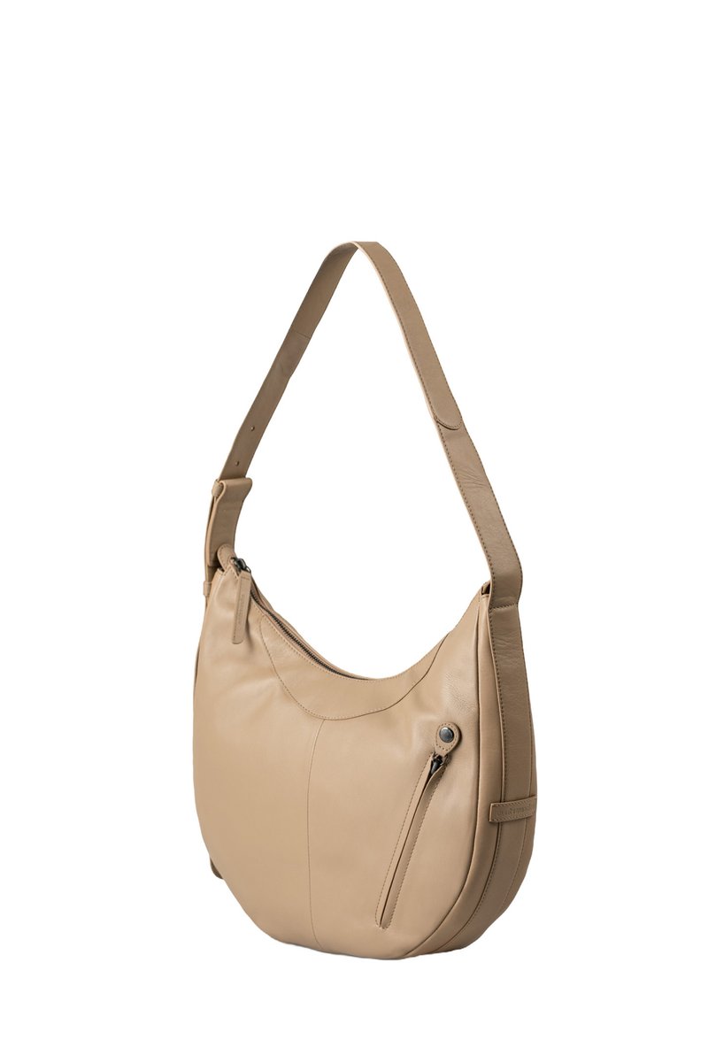Borsa a spalla in pelle beige con forma curvata, scomparto principale con zip e tasca laterale con abbellimento a bottone a pressione.
