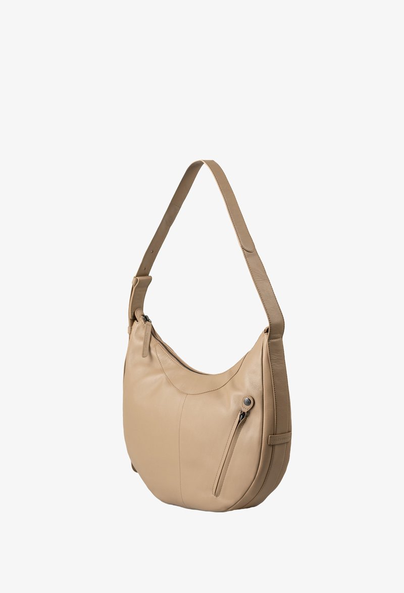Borsa a spalla in pelle beige con forma curvata, scomparto principale con zip e tasca laterale con abbellimento a bottone a pressione.