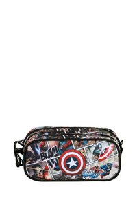 Trousse noire avec des graphismes de bande dessinée, mettant en avant des super-héros et des bulles de dialogue, accents rouges et bleus, trois compartiments zippés.