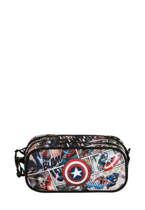 Estuche de lápices negro con gráficos de cómics, presentando superhéroes y burbujas de diálogo, acentos rojos y azules, y tres compartimentos con cremallera.