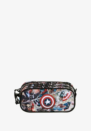 Trousse noire avec des graphismes de bande dessinée, mettant en avant des super-héros et des bulles de dialogue, accents rouges et bleus, trois compartiments zippés.