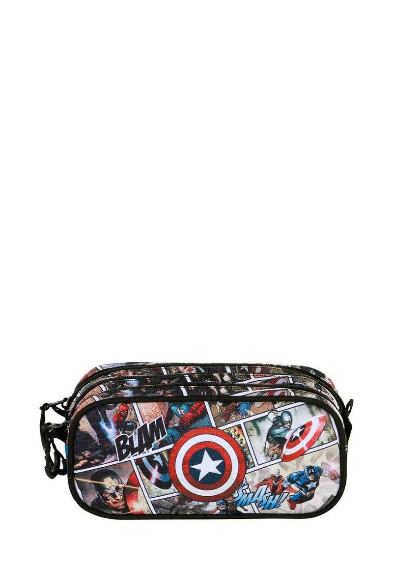 Trousse noire avec des graphismes de bande dessinée, mettant en avant des super-héros et des bulles de dialogue, accents rouges et bleus, trois compartiments zippés.