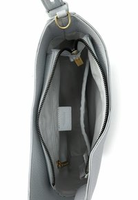 Harmaa nahkalaukku, jossa on teksturoitu ulkopuoli. Sisäosassa on kaksi lokeroa, vetoketjullinen tasku ja kultaiset koristeet. Laukussa on yläsyrjästä kulkeva vetoketjusuljin.