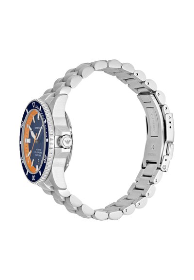 Zilverkleurig metalen polshorloge met een blauwe en oranje wijzerplaat, draaibare bezel en metalen schakelband, weergegeven vanuit zijkant.