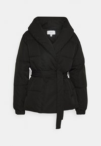 Svart vadderad jacka med stor sjalkrage, bälte i midjan och elastiska ärmslut. Har kviltade paneler för extra textur och värme.