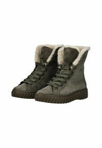 Stivaletti alla caviglia in suede verde con fodera in pelliccia sintetica, punta rotonda e suola in gomma spessa e testurizzata. Presentano una chiusura con lacci e dettagli cuciti.