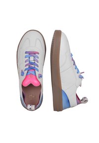 Sneakers bianchi in pelle con accentuazioni rosa, blu e viola; punta rotonda; suola piatta in gomma marrone; lacci multicolori e soletta a forma di cuore.
