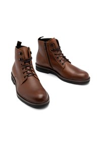 Brązowe skórzane botki za kostkę o gładkiej fakturze, sznurowane z przodu, z zamkiem błyskawicznym po boku i czarną gumową podeszwą.