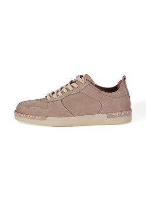 Baskets basses beige à lacets sur le devant, avec des coutures apparentes et une semelle en caoutchouc beige clair, présentées de côté sur un fond blanc.