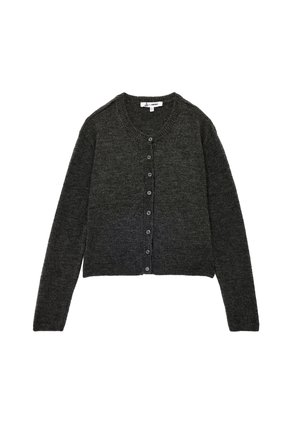 Cardigan corto, grigio scuro, realizzato in morbido materiale a maglia; presenta un collo tondo, chiusura con bottoni e maniche lunghe.