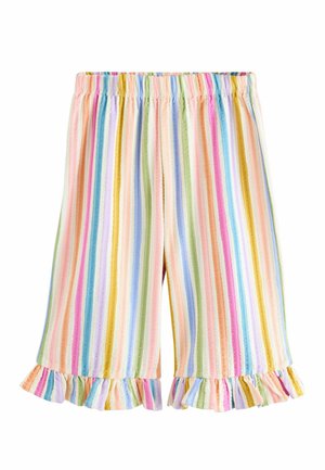 Knielange Shorts mit vertikalen pastellfarbenen Regenbogenstreifen und elastischem Bund, mit gerafften Säumen auf weißem Hintergrund.