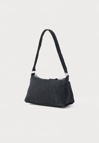 Fekete, texturált anyagból készült táska cipzáras záródással, széles, téglalap alakú formában, rövid, masszív pánttal. Fémes díszítőelemekkel.