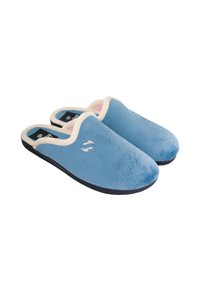 Zapatillas de casa de felpa azul con ribete y plantillas beige, diseño de espalda abierta, punta redonda y suela oscura. Presentan un sutil acento del logo en la parte superior.