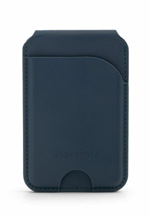 Cartera delgada de cuero azul oscuro para tarjetas, con bolsillo curvado y texto en relieve "MONEYHOLD" en el frente.