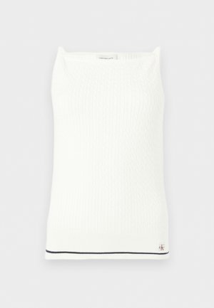 Λευκό πλεκτό αμάνικο τοπ με διακριτικό σχέδιο καλώδιου, τετράγωνη λαιμόκοψη, μαύρο περίγραμμα στο τελείωμα και μικρό λογότυπο Calvin Klein κοντά στην κάτω άκρη.