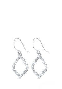 Silberne Ohrringe mit einer dekorativen, gewellten Form, verziert mit kleinen klaren Edelsteinen entlang des Randes, mit einem einfachen Haken-Design.