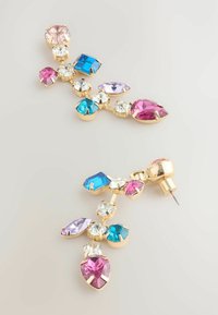 Boucles d'oreilles en ton doré ornées de multiples gemmes facettées colorées en rose, bleu et transparent, disposées dans un design courbe et fluide.