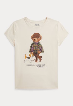 Kremowy t-shirt z nadrukowanym misiem w kapeluszu i w kratę kurtce, prowadzącym na smyczy małego psa, z napisem Polo Bear by Ralph Lauren.
