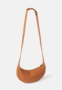 Hellbraune Leder-Umhängetasche mit geschwungener Form, verstellbarem Riemen und Reißverschluss. Glatte Textur und minimale Metallakzente.