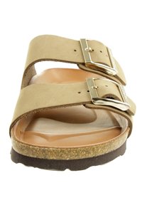 Skórzane sandały w kolorze brązowym z dwoma regulowanymi klamrami, korkową wkładką i gumową podeszwą, charakteryzujące się gładkim wewnętrznym wykończeniem i płaskim profilem.