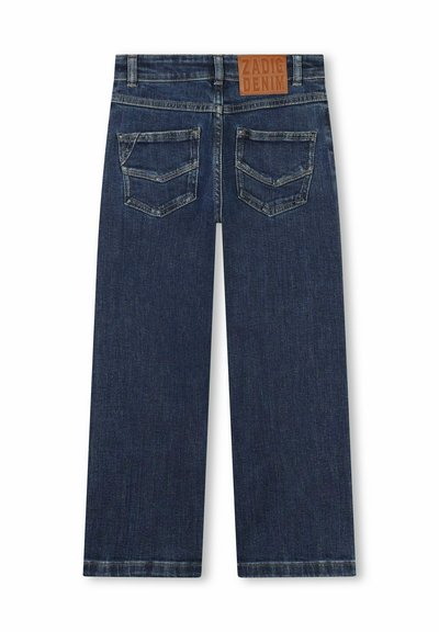 Jeans en denim bleu foncé avec des jambes larges, deux poches arrière avec des détails de couture, et une étiquette en cuir marron sur la ceinture avec la mention "Zadig Denim."