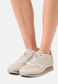 Woden YDUN - Sapatilhas - grau/beige