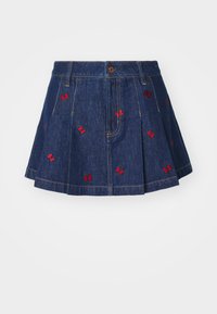 Falda de mezclilla con pliegues y un lavado oscuro, con detalles de mariposas bordadas en rojo y un clásico diseño de cinco bolsillos con cierre de botón frontal.