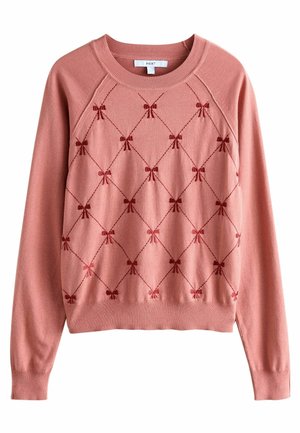 Rosa stickad tröja med en boxig design, prydd med röda broderade rosmönster i en diamantlayout och ribbade muddar och hals.