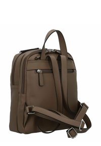 Brązowy skórzany plecak z podwójnymi górnymi uchwytami, regulowanym paskiem i wieloma kieszeniami na zamek błyskawiczny dla zorganizowanego przechowywania. Teksturowana powierzchnia.