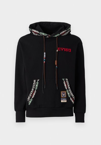 Haut à capuche noir avec cordon de serrage, doté de bordures décoratives à motif de chaîne, d'une poche avant et d'accents de logo colorés. Matériau en mélange de coton.